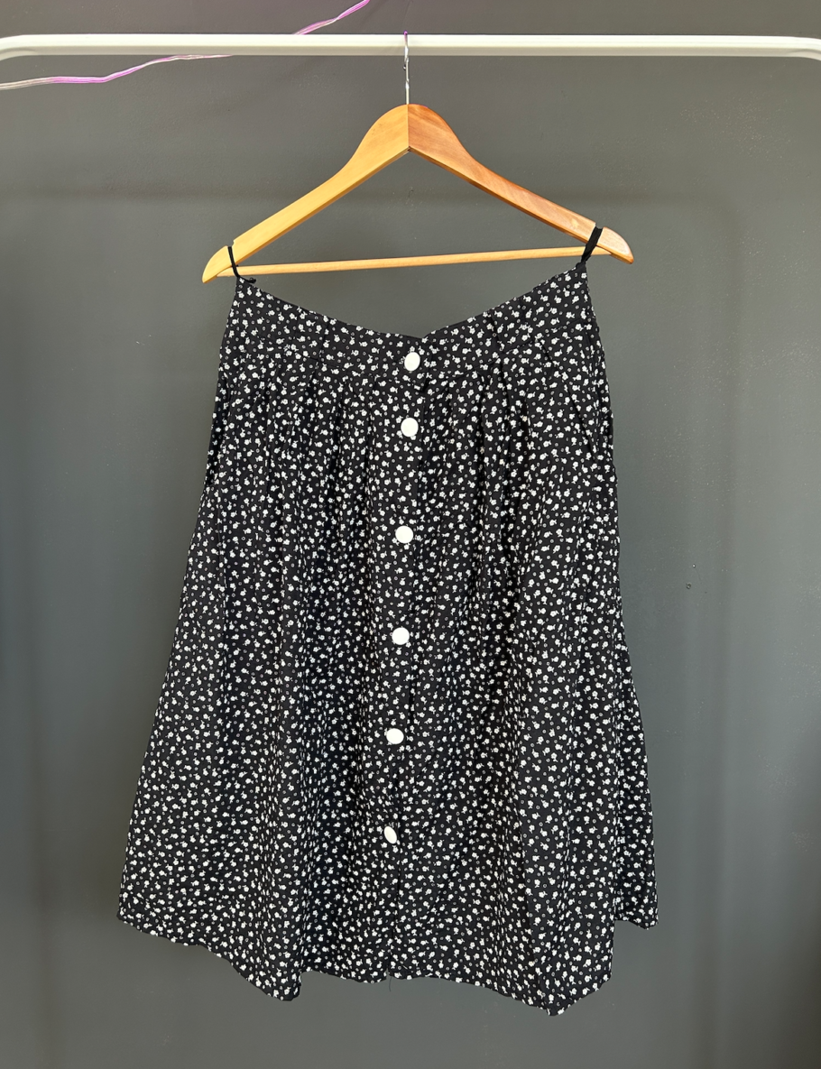 French Patterend B/W Button Skirt • M/L