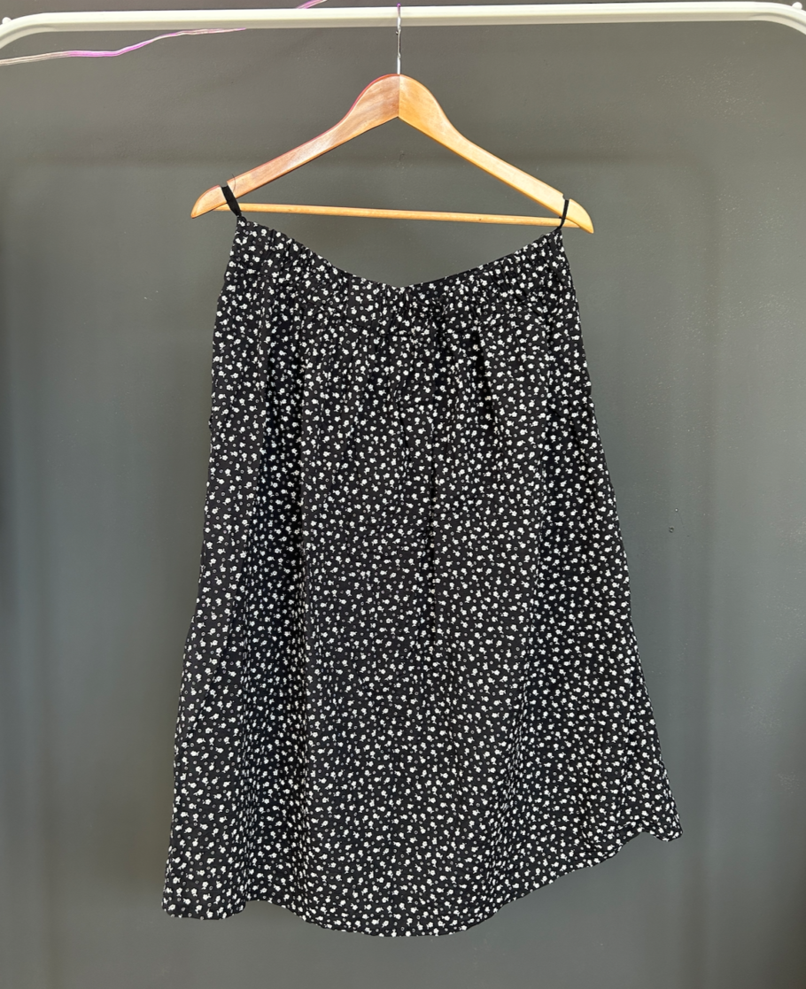 French Patterend B/W Button Skirt • M/L - Image 2